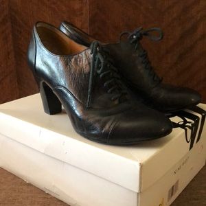 Nine West Vintage Black Leather Mid-Height Stacked Oxford Heels